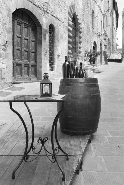 樽や瓶のグッビオ市街にある狭い通り - photography black and white restaurant italy ストックフォトと画像