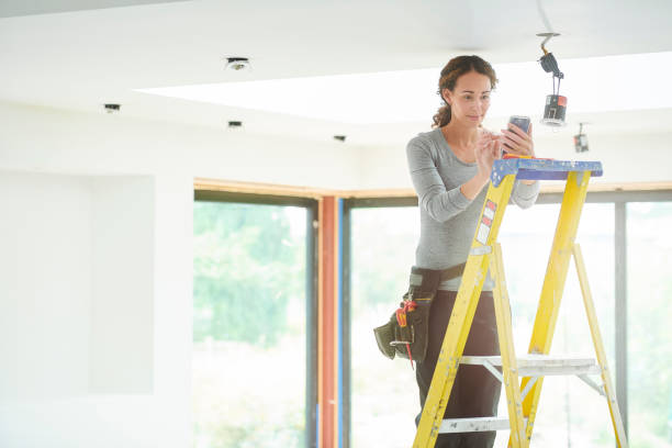 cloud accounting - female construction telephone building contractor imagens e fotografias de stock