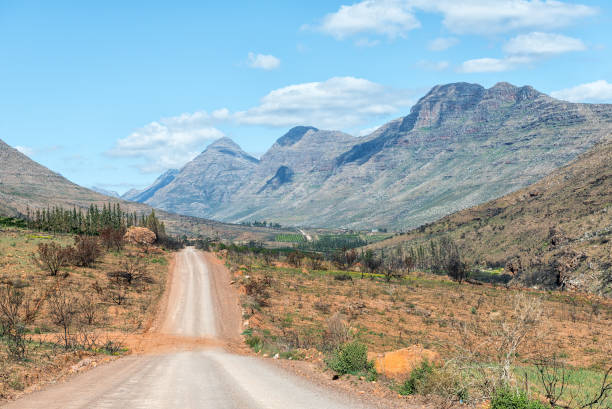 paisaje de la carretera cerca de keurbos en las montañas de cederberg - área silvestre fotografías e imágenes de stock