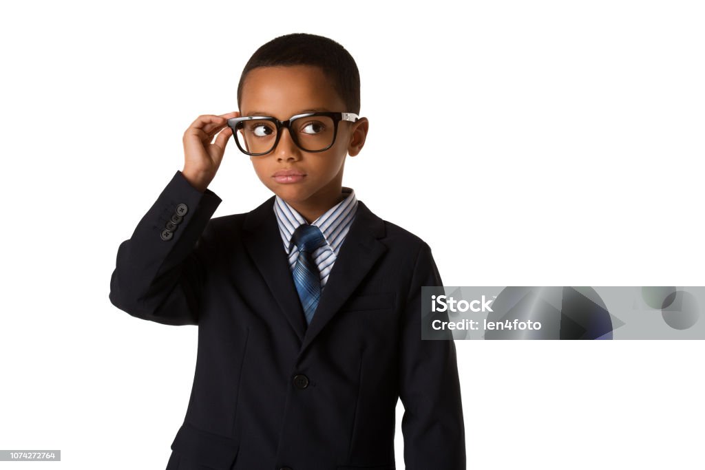 Eleganten kleinen Jungen mit Brille im Business-Anzug. Konzept der Führung und Erfolg. Isoliert - Lizenzfrei Afro-amerikanischer Herkunft Stock-Foto