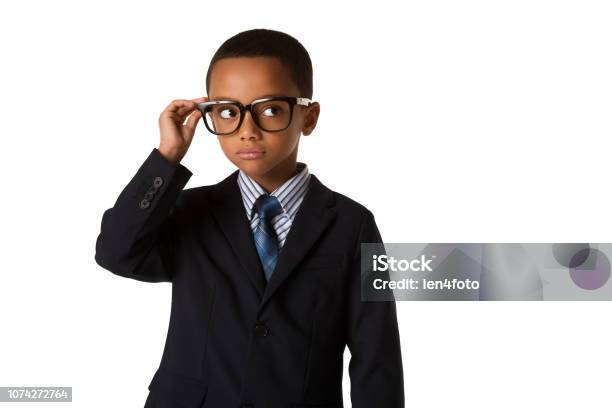 Eleganten Kleinen Jungen Mit Brille Im Businessanzug Konzept Der Führung Und Erfolg Isoliert Stockfoto und mehr Bilder von Afro-amerikanischer Herkunft