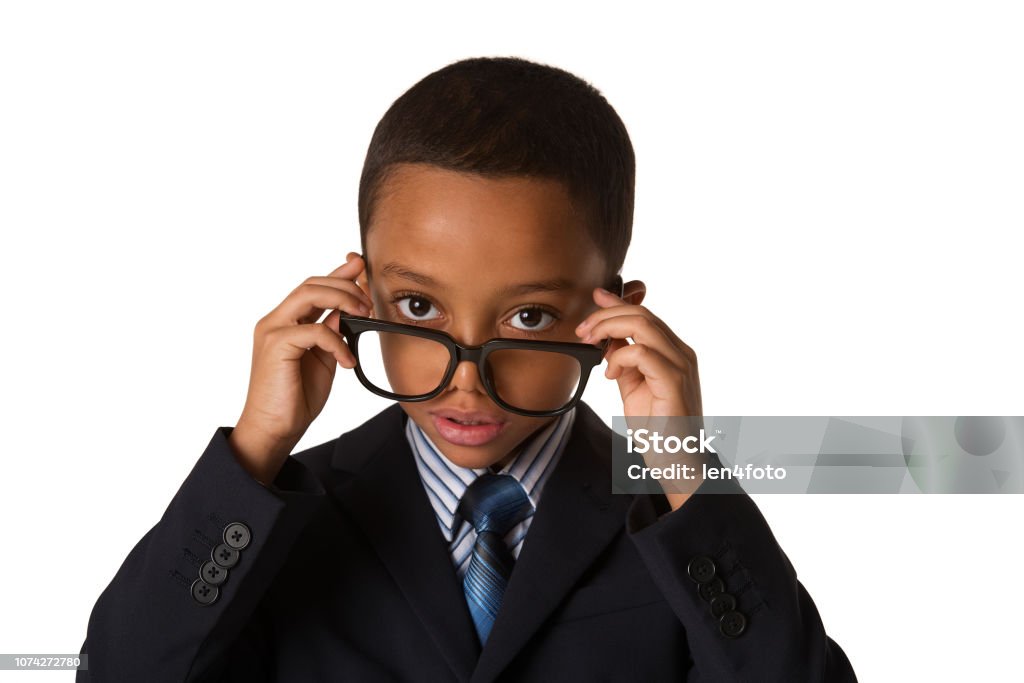 Eleganten kleinen Jungen mit Brille im Business-Anzug. Studio gedreht. Isoliert - Lizenzfrei Afrikanischer Abstammung Stock-Foto