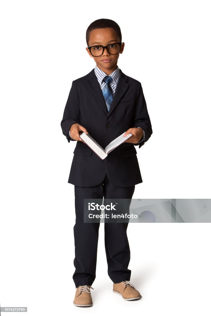 Eleganten kleinen Jungen mit Brille und Buch im Business-Anzug. Studio gedreht. Isoliert - Lizenzfrei Jungen Stock-Foto