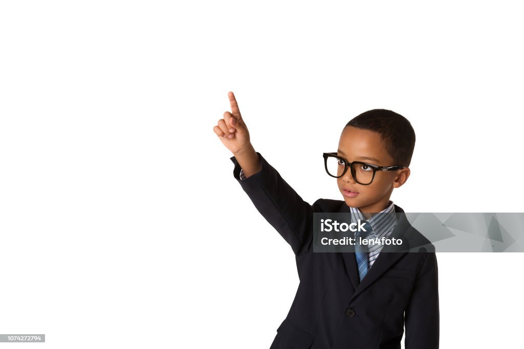 Eleganten kleinen Jungen mit Brille im Business-Anzug. Studio gedreht. Isoliert - Lizenzfrei Anzug Stock-Foto