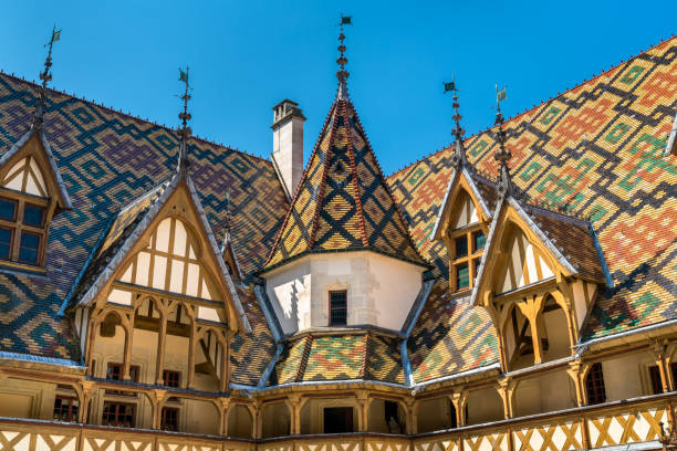 arquitectura de las históricas hospices de beaune, francia - cote dor fotografías e imágenes de stock