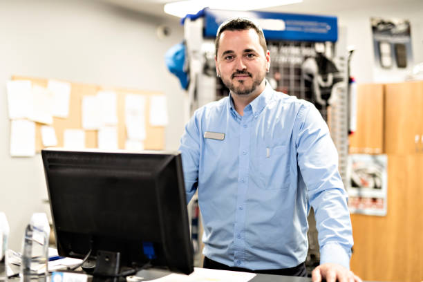 merchandiser überprüfung produkte verfügbarkeit für auto reparieren - supermarkt warten stock-fotos und bilder