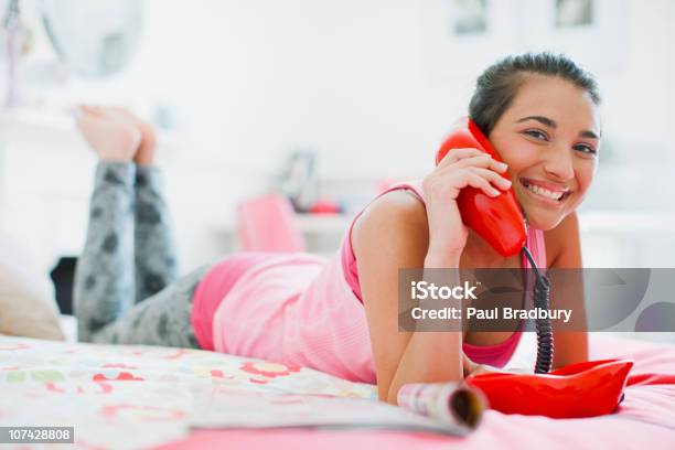 Ragazza Adolescente Parlando Al Telefono In Camera Da Letto - Fotografie stock e altre immagini di Telefono fisso