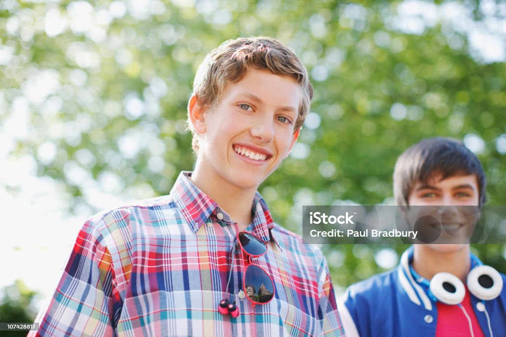 Sorridente Ragazzi adolescenti con le cuffie - Foto stock royalty-free di Adolescente