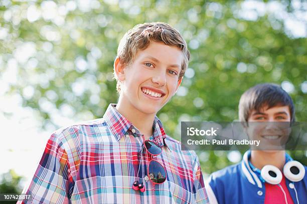 Uśmiechająca Się Nastoletni Chłopcy Z Słuchawki - zdjęcia stockowe i więcej obrazów Nastolatek - Nastolatek, Portret, Tylko nastolatki