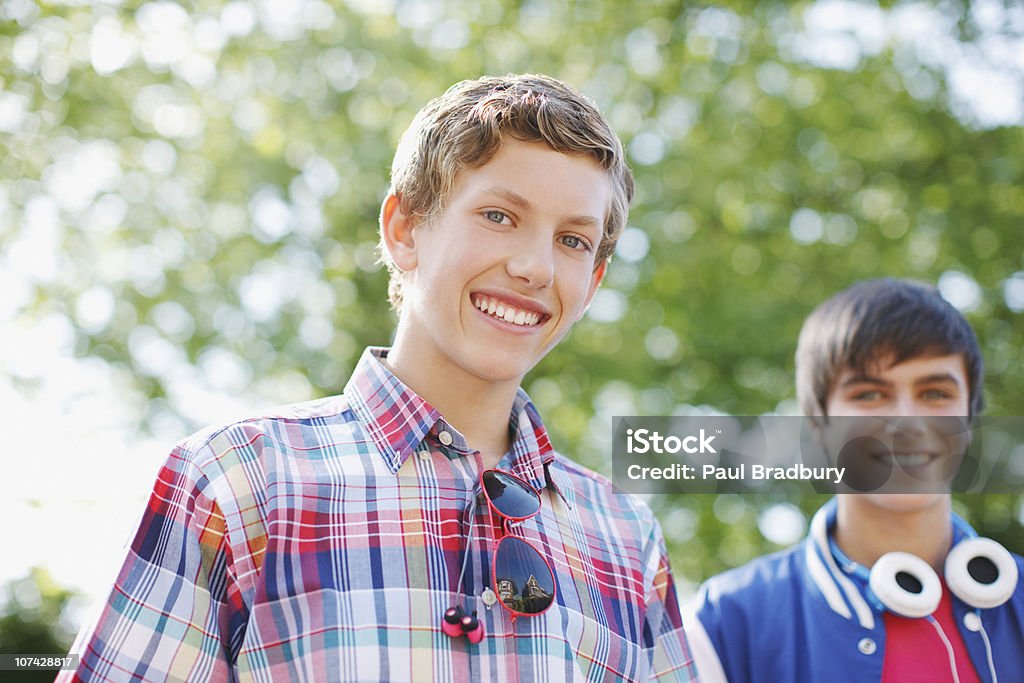 Улыбающаяся юноши с наушники - Стоковые фото Подросток роялти-фри