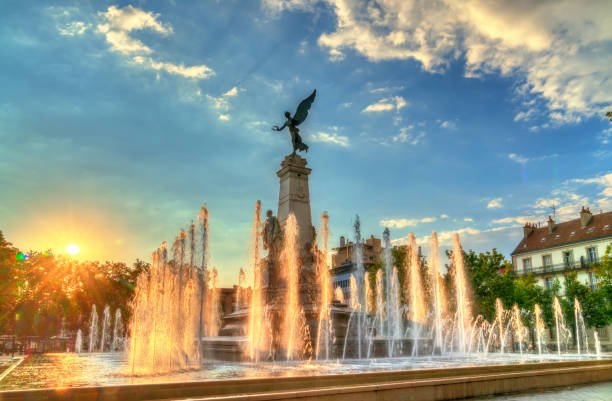 sadi carnot monumento con una fuente en dijon, francia - duke of burgundy fotografías e imágenes de stock