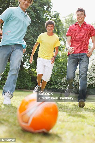 Chicos Adolescentes Jugando Al Fútbol Juntos Foto de stock y más banco de imágenes de 14-15 años - 14-15 años, Adolescente, Diversión