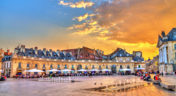 edificio frente al palacio ducal en dijon, francia - cote dor fotografías e imágenes de stock