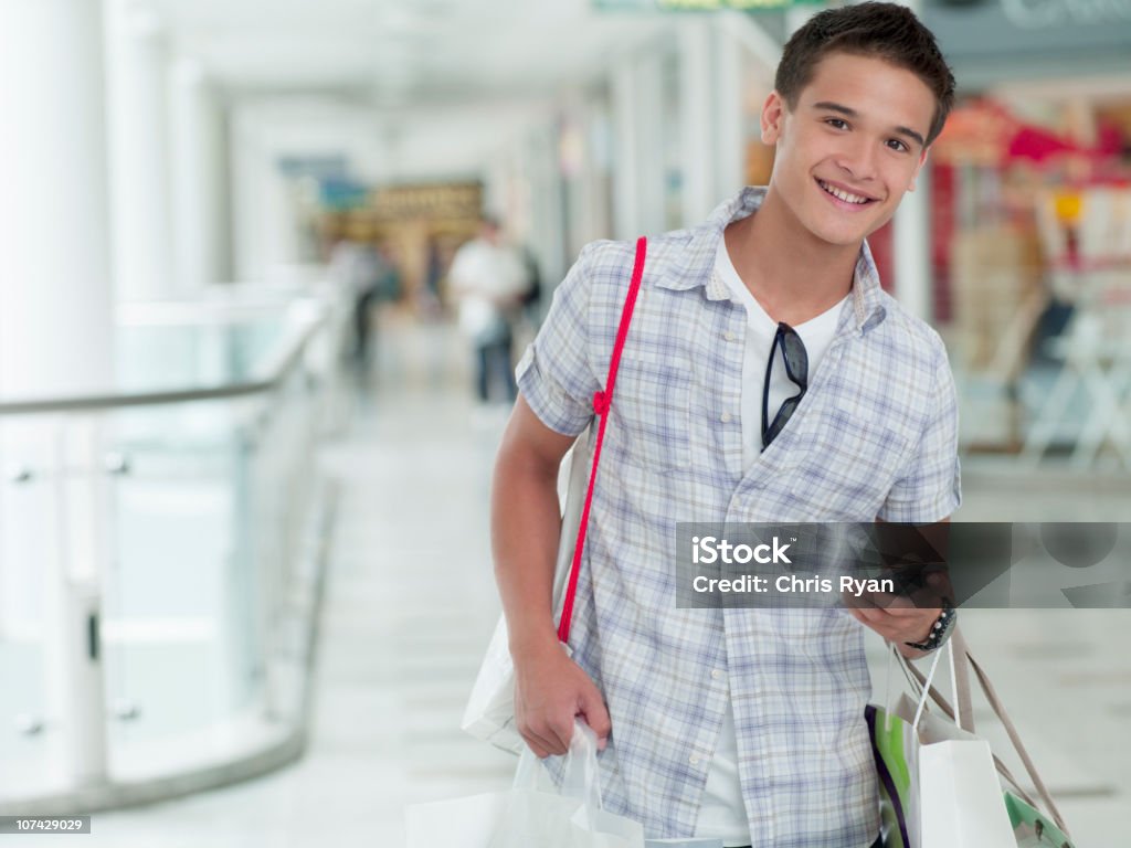 Menino adolescente de compras no Centro Comercial - Royalty-free 18-19 Anos Foto de stock