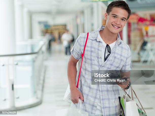 Menino Adolescente De Compras No Centro Comercial - Fotografias de stock e mais imagens de 18-19 Anos - 18-19 Anos, A usar um telefone, Adulto