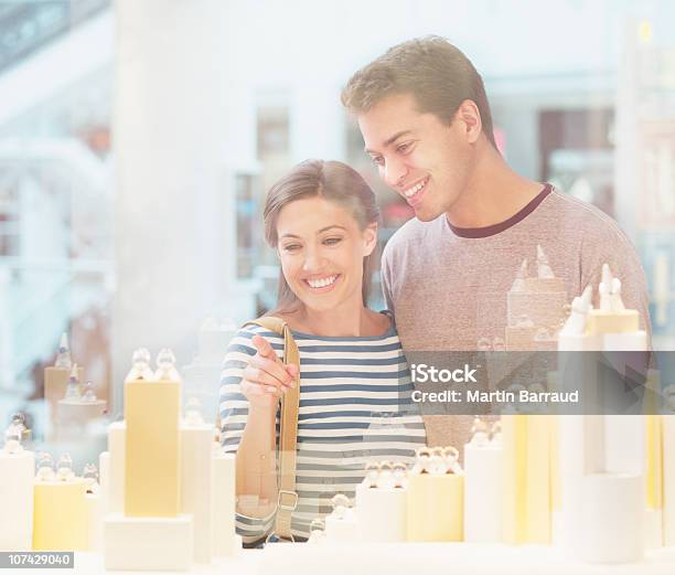 Sonriente Pareja Mirando A La Joyería En Carcasa De Display Foto de stock y más banco de imágenes de Hombres