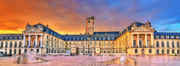 palacio de los duques de borgoña en dijon, francia - duke of burgundy fotografías e imágenes de stock