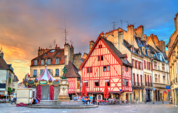 edificios tradicionales de la vieja ciudad de dijon, francia - cote dor fotografías e imágenes de stock