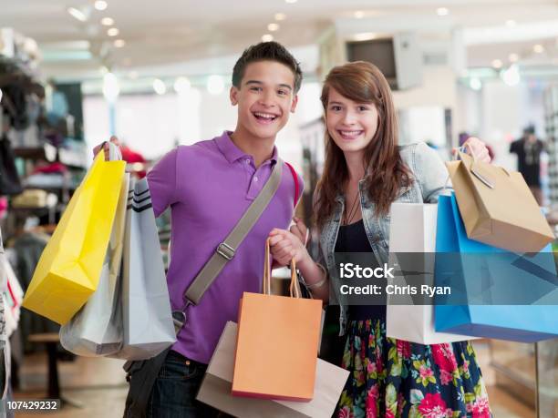 Foto de Casal Sorridente Carregando Sacos De Compras Na Loja e mais fotos de stock de Comércio - Consumismo