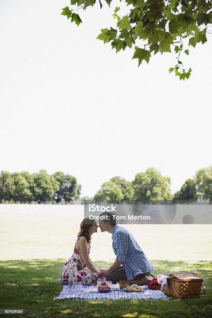 Couple ayant pique-nique dans le parc - Photo de Pique-nique libre de droits