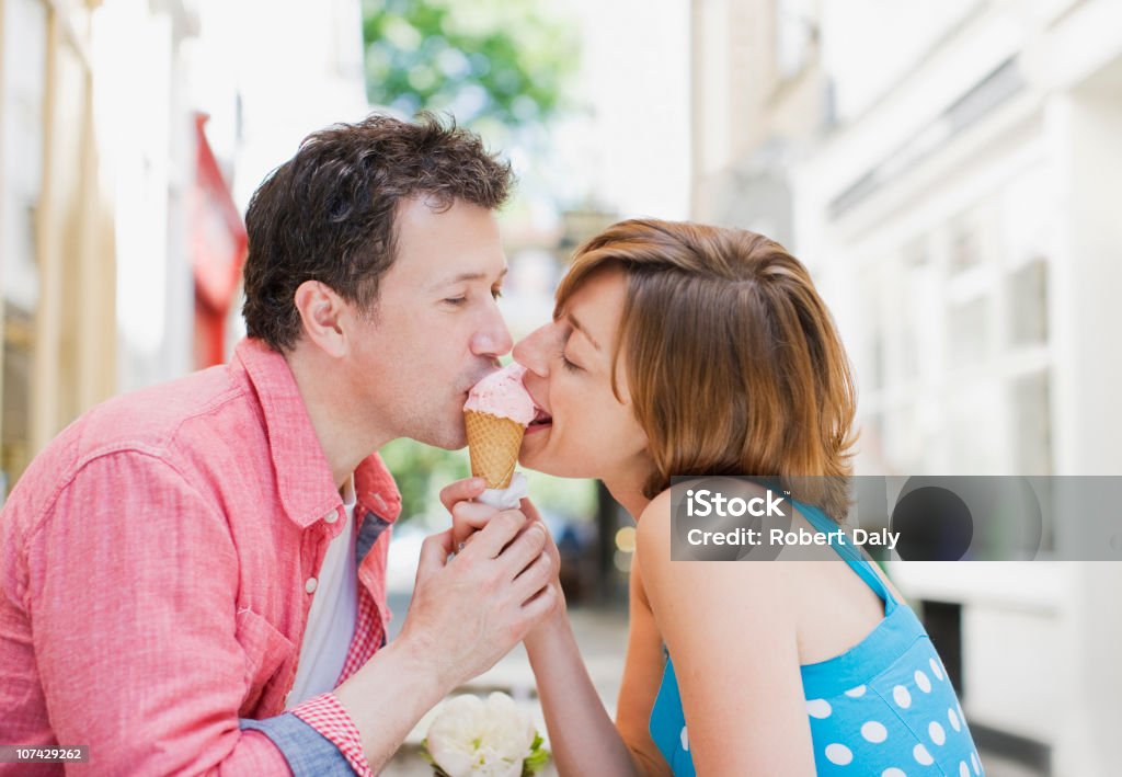 Casal partilha de cone de Gelado - Royalty-free Gelado Foto de stock