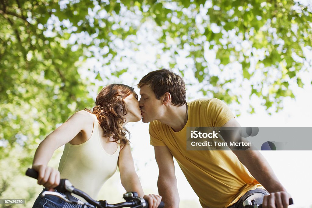 커플입니다 on 자전거 키스 - 로열티 프리 남자 스톡 사진