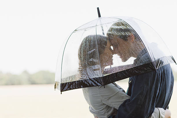 para przytulne pod parasol w deszczu - hands clasped copy space love outdoors zdjęcia i obrazy z banku zdjęć