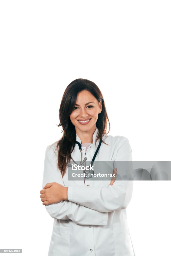 Ritratto di un medico affascinante con le braccia incrociate. Copiare lo spazio. - Foto stock royalty-free di Medico