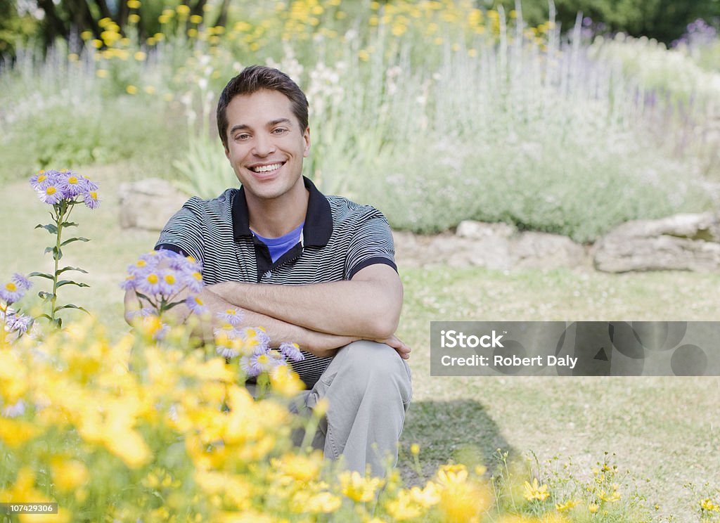 미소 남자 앉아 공원 - 로열티 프리 꽃-식물 스톡 사진