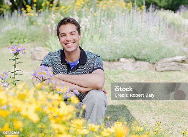 미소 남자 앉아 공원 꽃-식물에 대한 스톡 사진 및 기타 이미지 - 꽃-식물, 남자, 행복