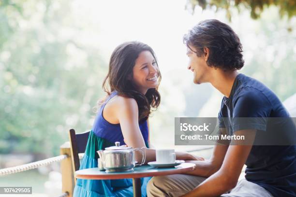 Sorridente Coppia Avendo Tè Allaperto - Fotografie stock e altre immagini di Incontro romantico - Incontro romantico, Locale di ristoro, Tavolo