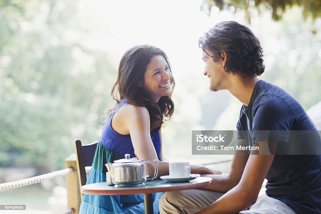 屋外笑顔のカップルのティー - デートのロイヤリティフリーストックフォト