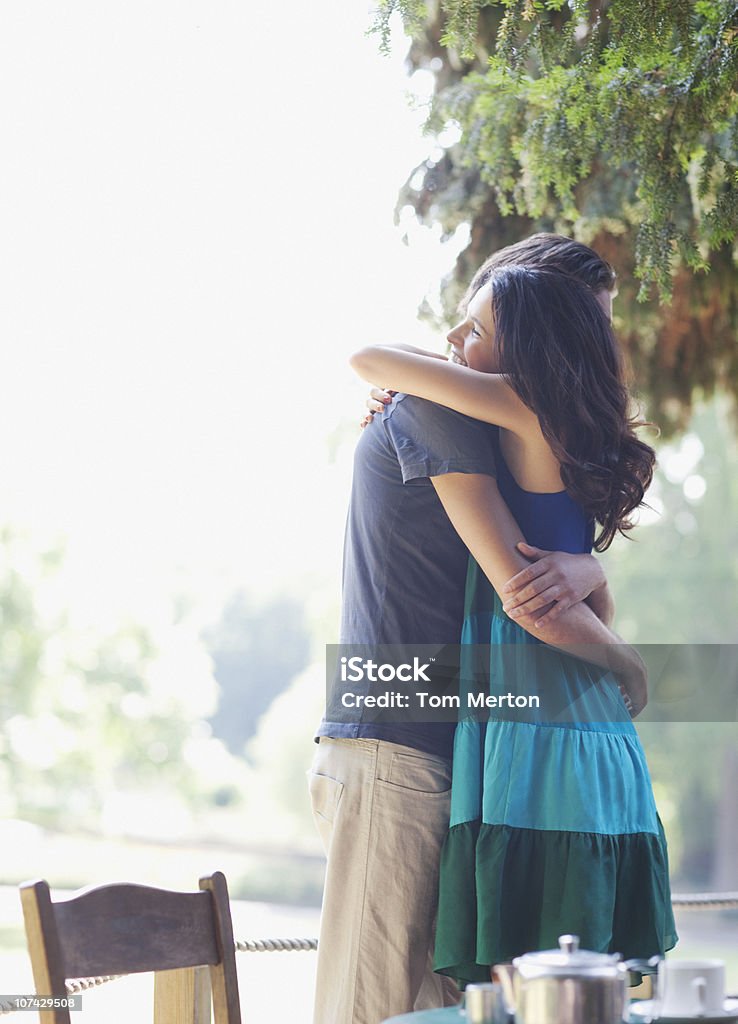 Felice coppia abbracciare all'aperto - Foto stock royalty-free di 25-29 anni