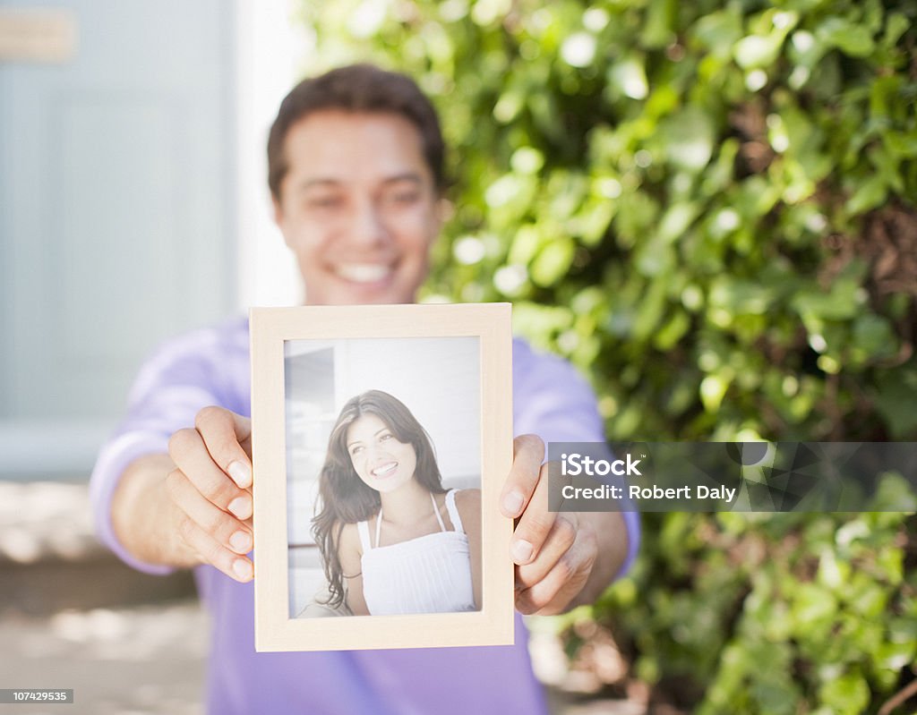 Hombre que agarra un fotografía de novia - Foto de stock de Agarrar libre de derechos