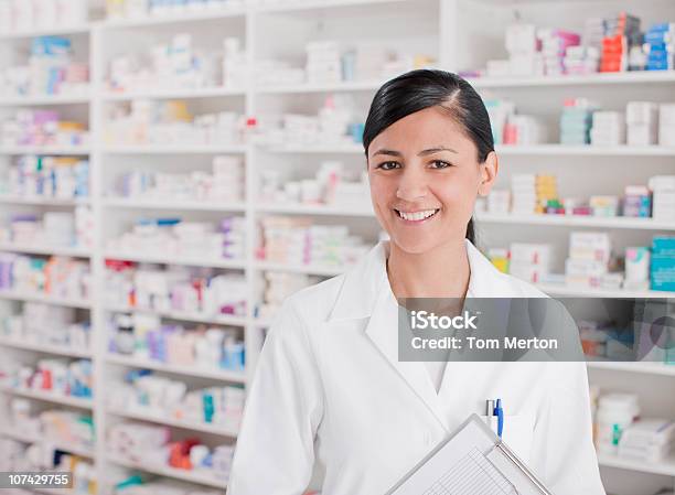 Foto de Sorrindo Farmacêutico Em Pé Em Drug Store e mais fotos de stock de Farmacêutico - Farmacêutico, Farmácia, Reino Unido