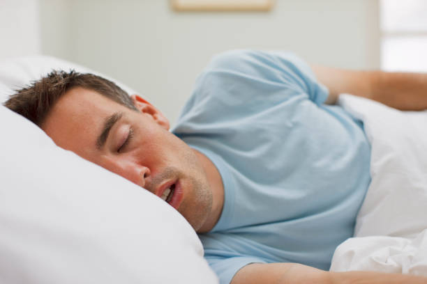 enfermo hombre durmiendo en la cama - boca abierta fotografías e imágenes de stock