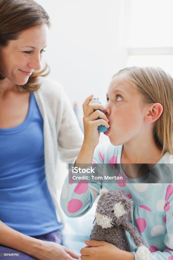 Mère en regardant sa fille à l'aide d'Inhalateur pour asthmatique - Photo de Enfant libre de droits