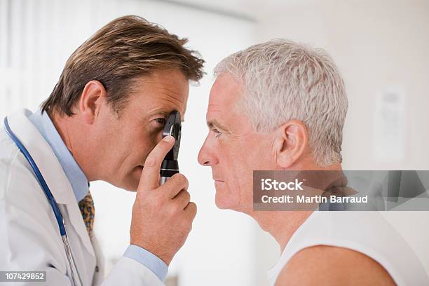 Doctor Examinar Los Ojos En La Oficina De Médicos De Foto de stock y más banco de imágenes de Examen ocular