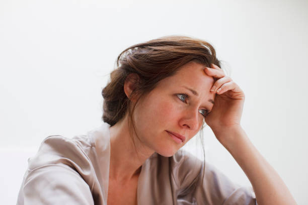 przygnębiony kobieta z głowa w rękach - women crying distraught thinking zdjęcia i obrazy z banku zdjęć