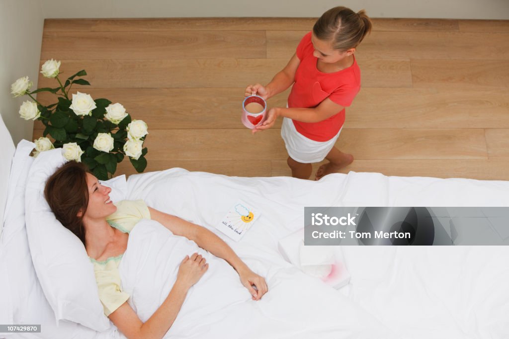 Garota trazendo café para doentes mãe na cama - Foto de stock de Café - Bebida royalty-free