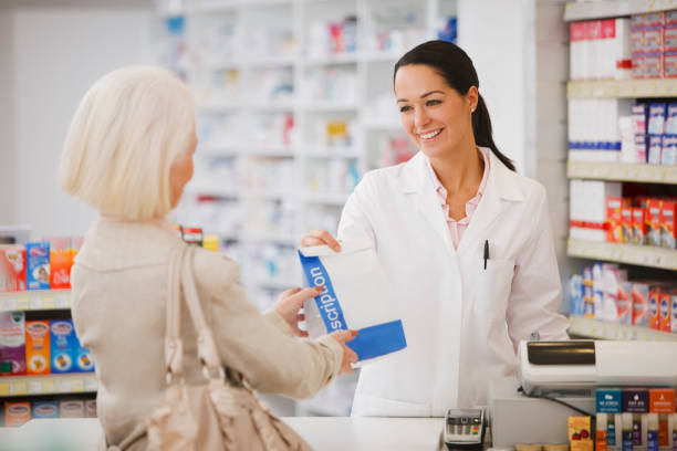 apothekerberuf ausführender kunden verschreiben in drogerie - apothekerin stock-fotos und bilder