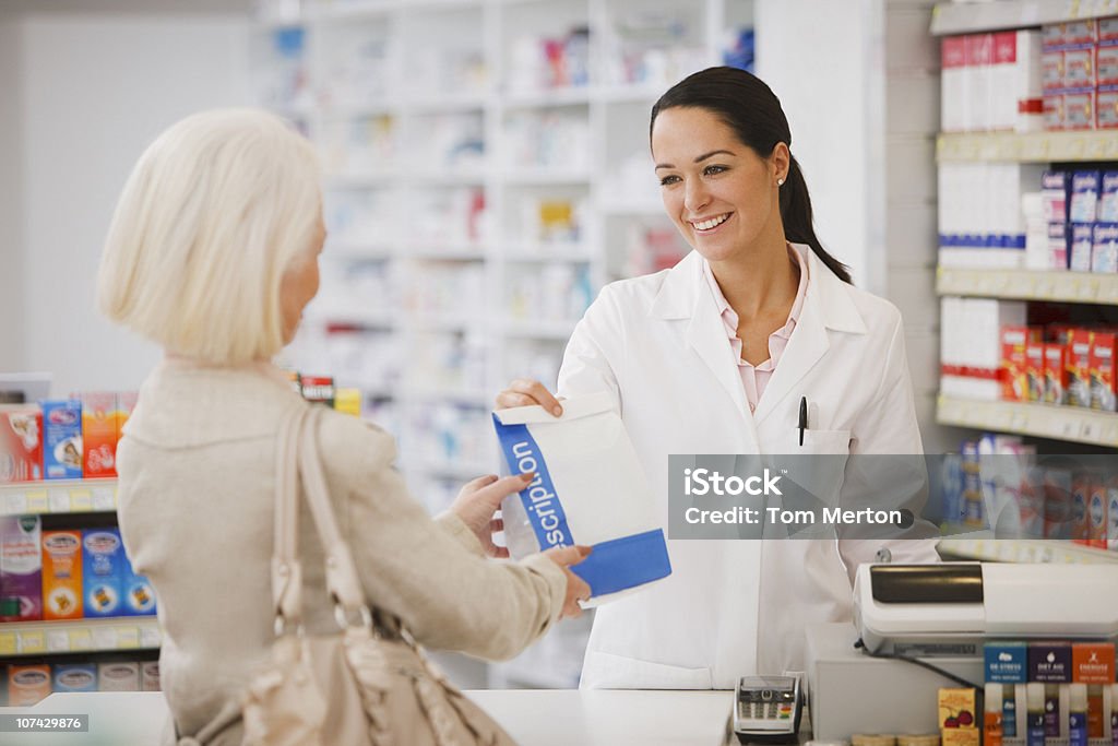 Pharmacien confier client sur ordonnance en Pharmacie - Photo de Pharmacien libre de droits