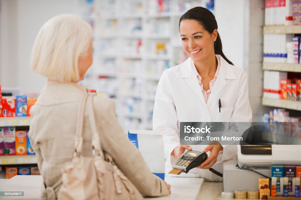 Apotheker, die Sicherheit Gerät für Kunden in Drogerie - Lizenzfrei Apothekerberuf Stock-Foto