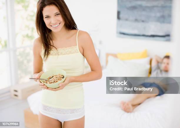 Foto de Mulher Comendo Cereais De Quarto e mais fotos de stock de Comer - Comer, Cereal do café da manhã, Deitar