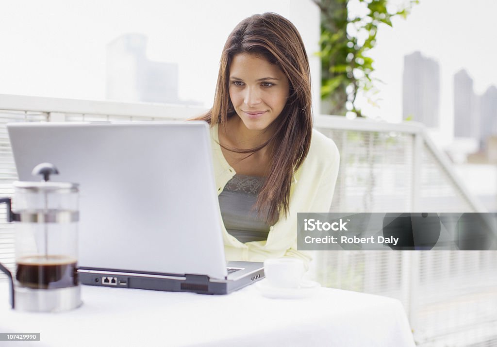 ノートパソコンを使う女性のバルコニー - 人物のロイヤリティフリーストックフォト