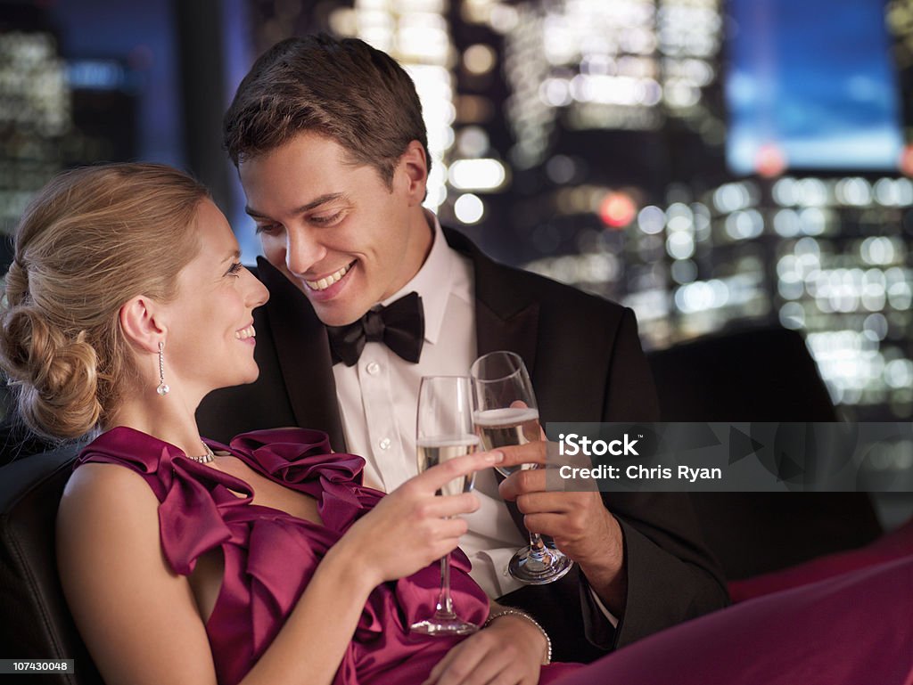 Elegantes Paar trinken Champagner bei Nacht - Lizenzfrei Einen Toast ausbringen Stock-Foto