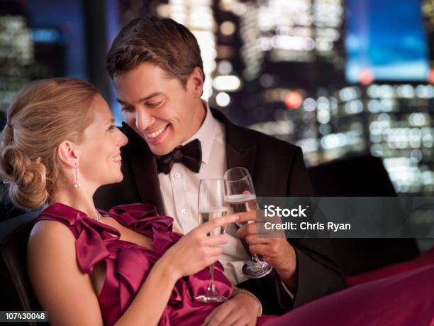 Elegantes Paar Trinken Champagner Bei Nacht Stockfoto und mehr Bilder von Einen Toast ausbringen - Einen Toast ausbringen, Leidenschaft, Frauen