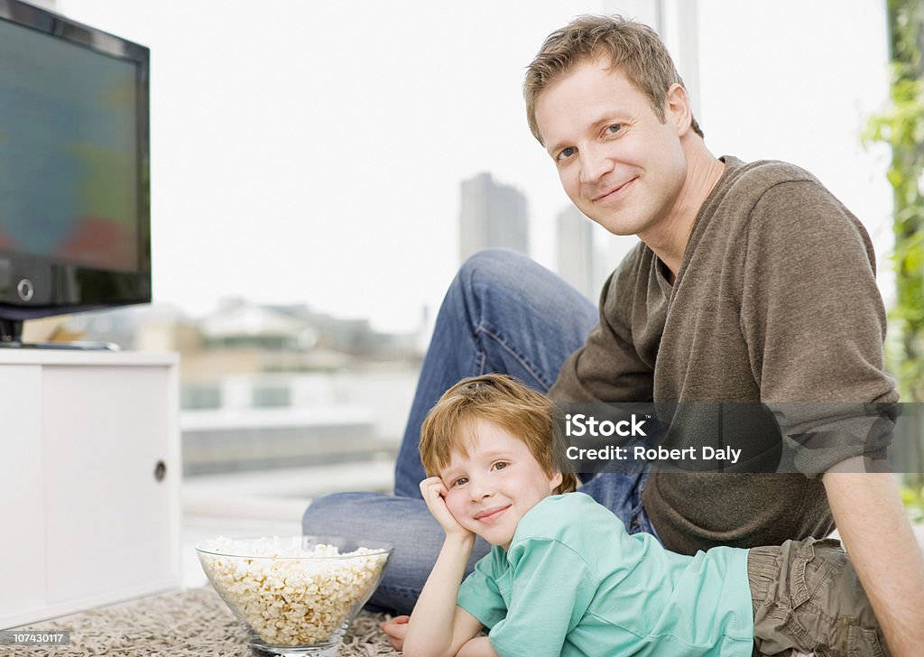 Pai e filho assistir televisão - Foto de stock de Apartamento royalty-free