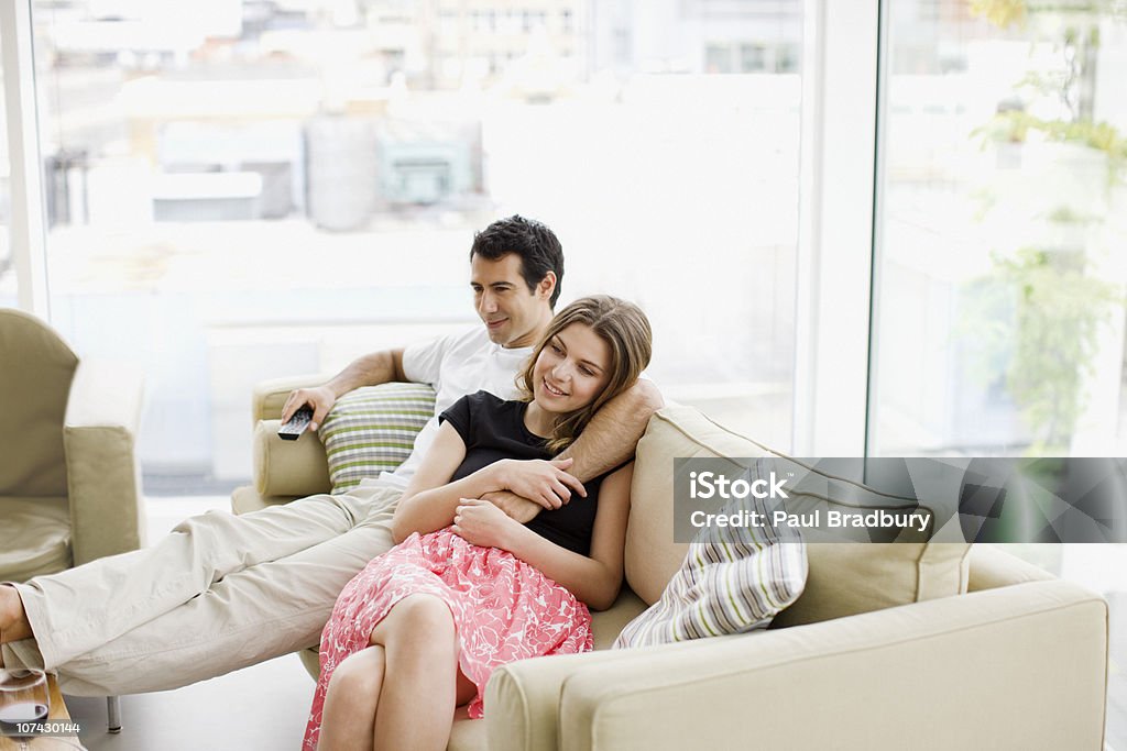 앉아 있는 커플 소파 TV 시청 - 로열티 프리 텔레비전 스톡 사진