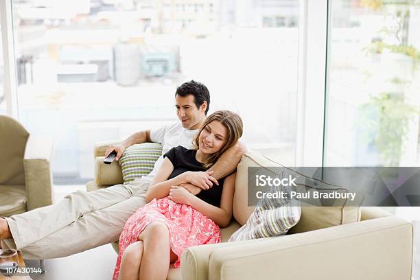 앉아 있는 커플 소파 Tv 시청 텔레비전에 대한 스톡 사진 및 기타 이미지 - 텔레비전, 소파, 가정 생활